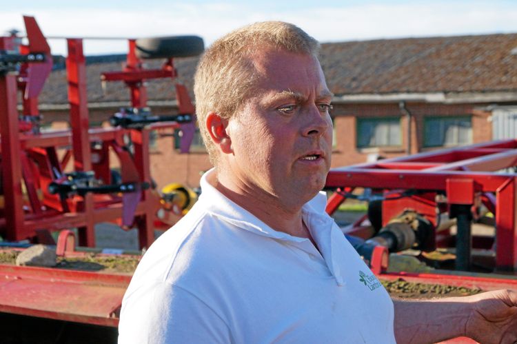 Magnus Bengtsson på Körslätts gård överväger om det går att reducera jordbearbetningen ytterligare.