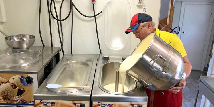 ATL TV: Glass åretrunt-nisch för mjölkbonde