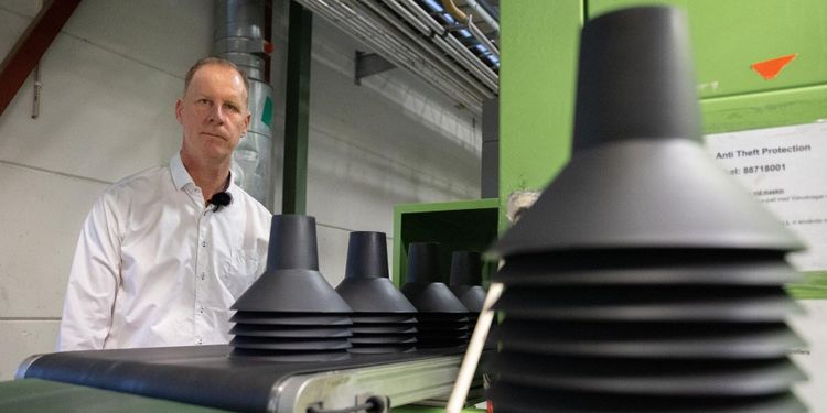 Här tillverkas fällorna mot barkborre i tusental