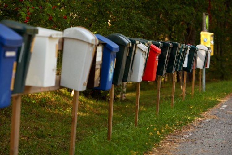 Gräsklippning och besök hemma hos äldre - kan det också vara något för svenska Post Nord när det blir allt färre brev att dela ut?