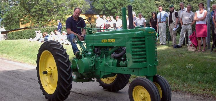 Skenande traktor körde in i folksamling