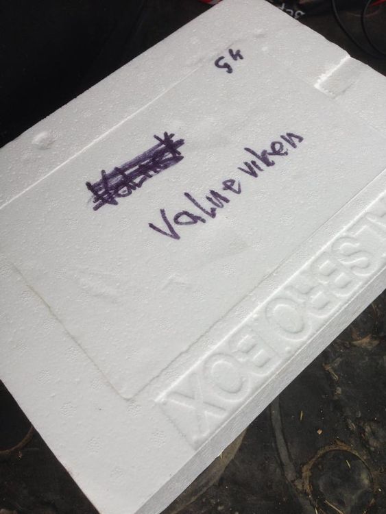 När Postnord inte ville ge service ordnade föreningen Svenska Hingsthållare en egen lösning. Nu söker transportören nya chaufför som ska se till att seminlådorna kommer dit det ska och i rätt tid.