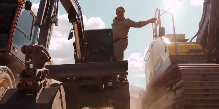 Dolph Lundgren i svettigt träningspass med grävmaskiner