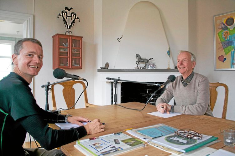 Per Jonasson med pappa Bo i full färd att spela in ett avsnitt av skogspodden på gården Gusselborg.