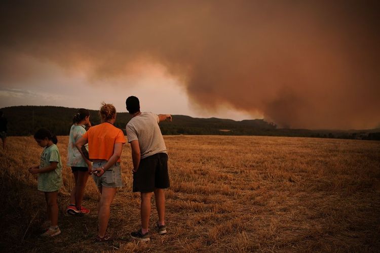 Bränderna i Katalonien sprider stickande rök över stora områden norr om Tarragona och väster om Barcelona. 