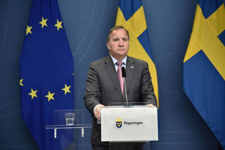 Stefan Löfven håller en digital pressträff.