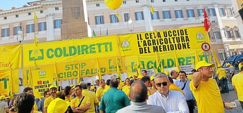 Bönder i tusental demonstrerar mot avtal