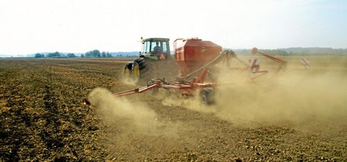 Vått väder bromsar höstsådd