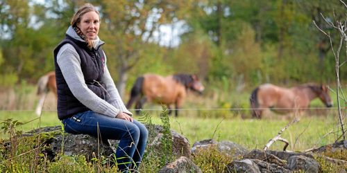 Hon säljer hästkött på låda