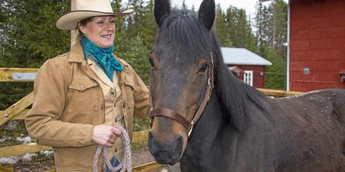 Sporrades av drömmen om ett riktigt westernliv