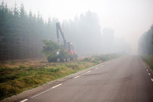 Flera helikoptrar arbetar med att bekämpa lågorna. På tisdagseftermiddagen blossade flera nya bränder upp i Sala kommun. Räddningstjänsten arbetar med att släcka bränderna vid Rörbo, Broddbo och Björnmossen/Helgonmossen.