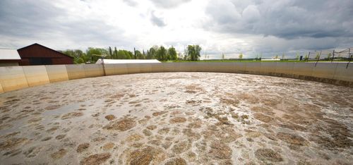 Fulla gödselbrunnar stort problem