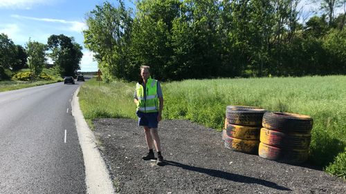 Förbjudet att korsa vägen med traktorn