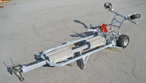 Väghyveln är varmgalvaniserad och utrustad med tre skär.