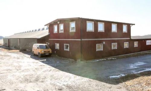 Gamla hönsstallsbyggnaden med kontor, packning- och lastningslokaler.