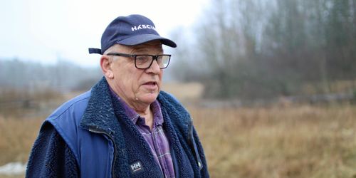 Efter 50 år som medlem – blev utförd av vakt från stämman