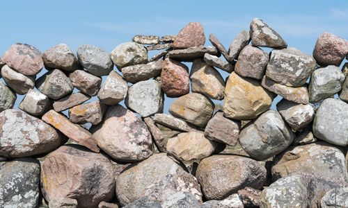 Rev i stenmurar – anmäld för miljöbrott