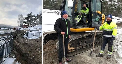 Stallbacksbyggnader ska förses med värme och varmvatten via en kulvert från publikplats. Grävarbetena pågår just nu med Petter Olsson i grävmaskinen, och Andreas Eriksson, anläggningsansvarig, till vänster och till höger Tyrone Danielsson, ansvarig entrprenör.