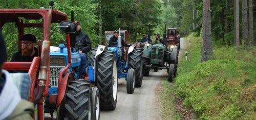 Veterantraktorer körde långsamt rally