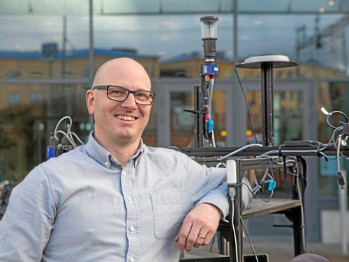 Med hjälp av en enkel prototyp har Stefan Ericsons mål varit att skapa en robot som kan navigera på fältet med hjälp av information från kameror i kombination med traditionell gps-navigering.