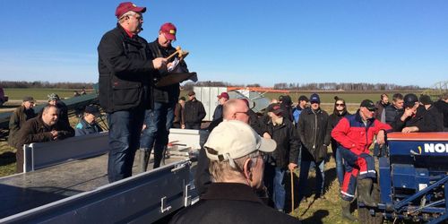 Han klubbade rekordtraktor – nu växer auktionsfirman