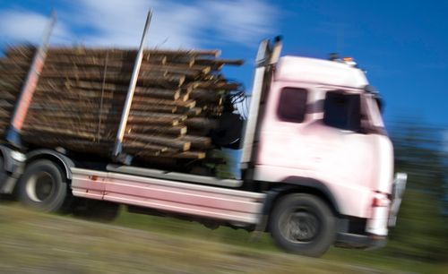 Det är brådis om logistiken för vägslitageavgiften ska vara på plats i tid.