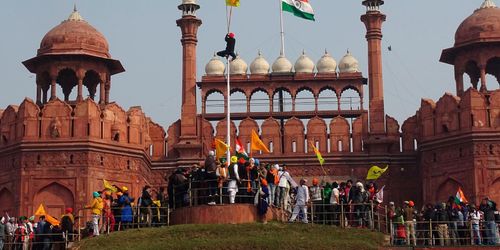 Tårgas mot indiska bönder i traktorprotest