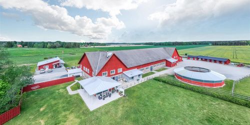 Välkänd tränare säljer gården