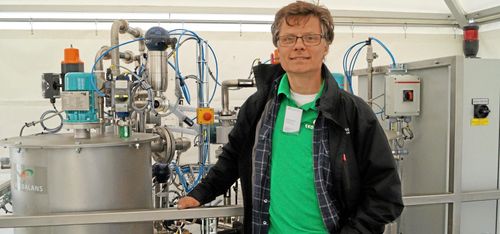 Hans maskin drar vattnet ur dyngan