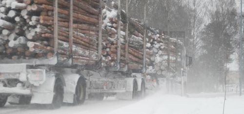 Timmerbil föll 6-7 meter