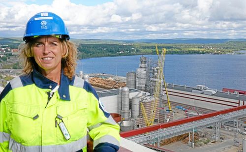 Hon basar för bygget av rekordmassabruket