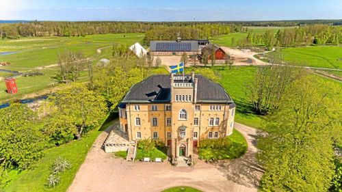 Anrikt slott med nötköttsgård till salu – för 100 miljoner