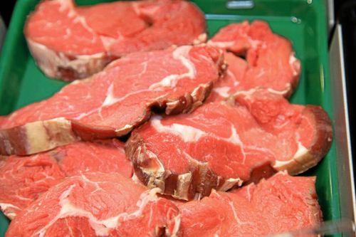 Polis beslagtog 140 ton utgånget kött