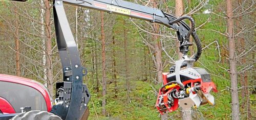 De bygger om traktorn till skördare