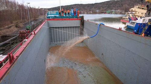 När bärgningsarbetet av lastfartyget Sternö nu går in i slutfasen stängs Göta älv av.