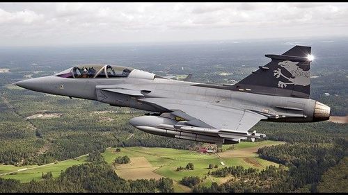 Saab uppger att det är första gången som ett enmotorigt stridsflygplan har flugit med rent biobränsle i tanken.