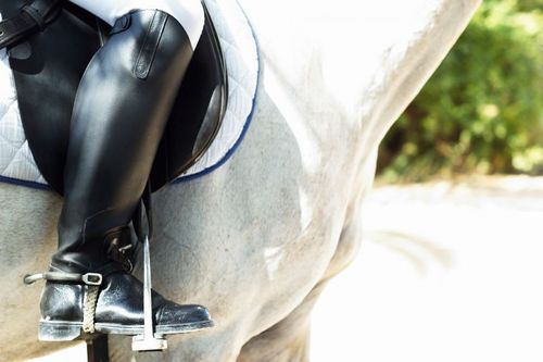 Sadlar för 120 000 kronor stals från hästgård