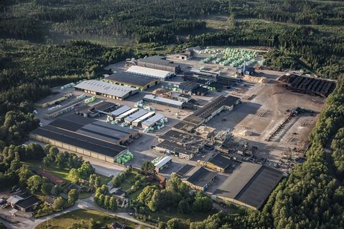 I Långasjö innebär satsningen 25 nya arbetstillfällen. 15 medarbetare från sågverket i Torsås flyttar med till Långasjö, enligt Södra.