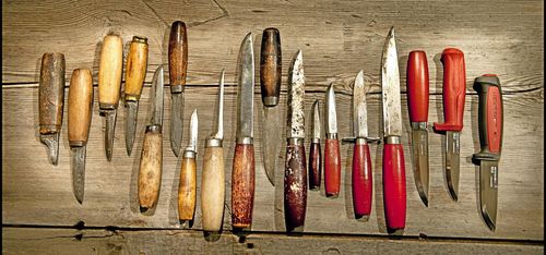 Mager jordmån bakom klassisk kniv