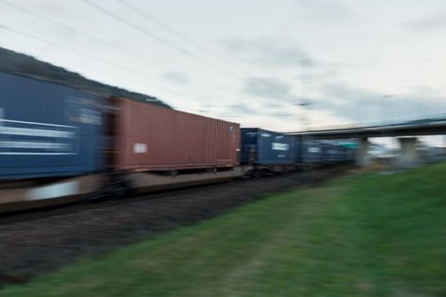 Godståget klöv timmerbil