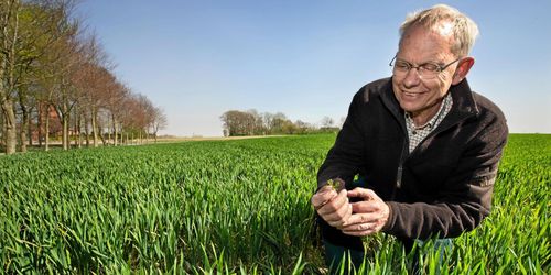 Färgstark bondebas pekar på riskerna för lantbruket