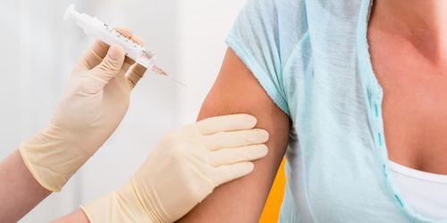 EU-kommissionen: Bönder bör få vaccin först