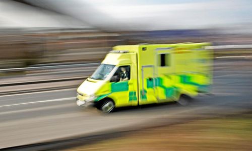 Timmerbil och hästekipage i krock – två personer döda