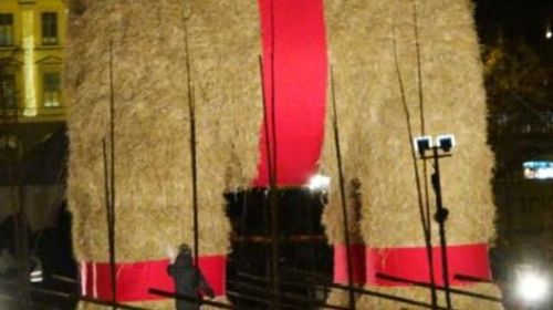 Bild från övervakningskamera sekunderna innan bocken i Gävle tog eld.