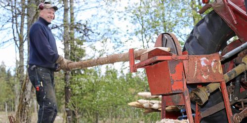 Han spetsar på gammalt vis