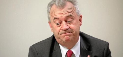 Bucht talar ut om fakturorna