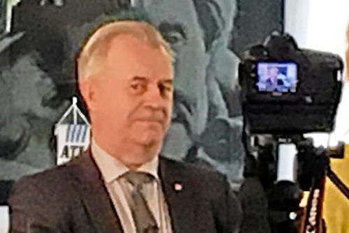 Oviss framtid för Bucht efter infarkt