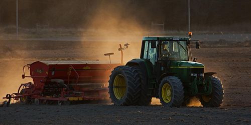 Därför störtdyker priserna på drivmedel