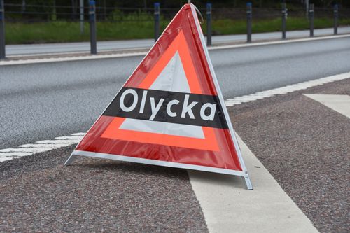 Traktor har vält och läcker olja