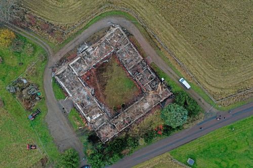 Leif Lindbloms skånegård i Kivik brann ned efter en misstänkt anlagd brand.